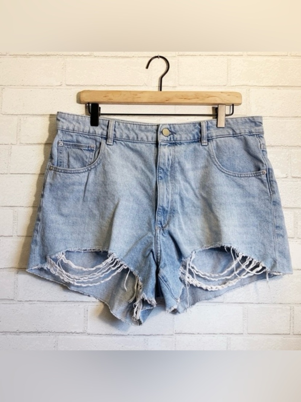 DL1961 Emilie Short High Rise Vintage 3” Light Blue Frayed Jean Shorts